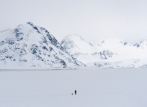 Kulusuk Greenland - waiting for the hunter's return (9797)-klein